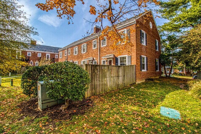 Building Photo - Discover Exceptional Townhouse Living!
