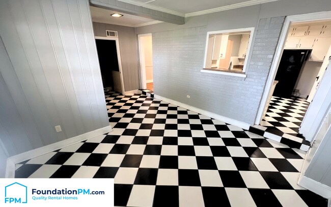 Building Photo - 252 E Edwin Cir