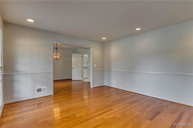 Building Photo - 401 Riverdale Dr