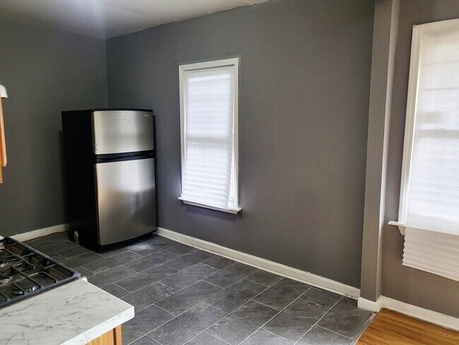 Building Photo - 2521 E 72nd Pl