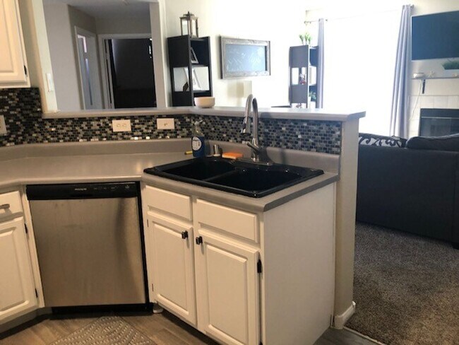 Building Photo - Great Condo, Convenient Location in a Gated Community