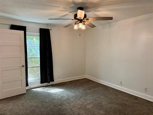 Building Photo - 2300 Nacogdoches Rd