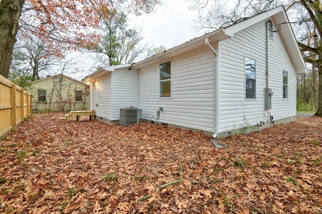 Building Photo - COMING SOON! Modern Living Awaits in This Fully Renovated 2BR Home in Rock Hill!