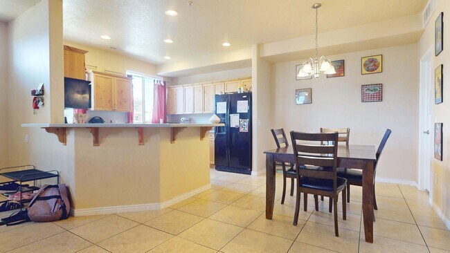 Building Photo - 3 Bedroom Cedar Crossing Townhome