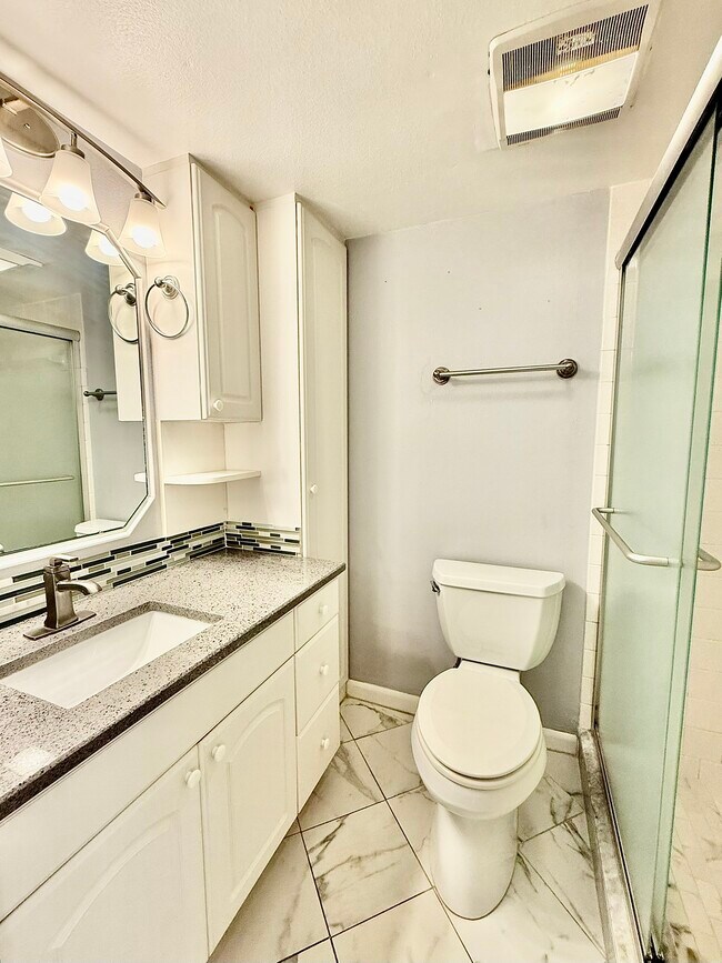 Building Photo - 2800 Cove Cay Dr