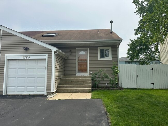 Building Photo - 1723 DeForest Ln