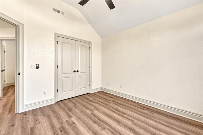 Building Photo - 103 NE Chicory Ln