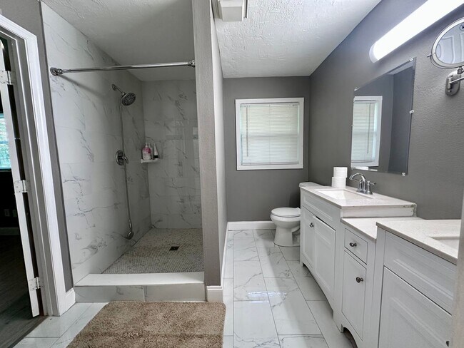 Building Photo - 5400 Lake Jessamine Dr
