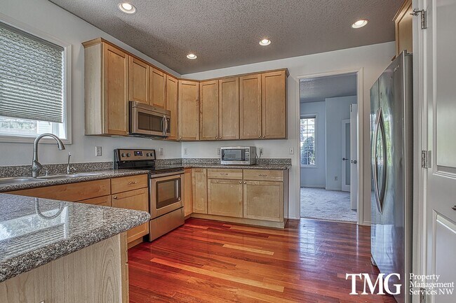 Building Photo - Large 4 Bed 2.5 Bath Home in Lakeshore!