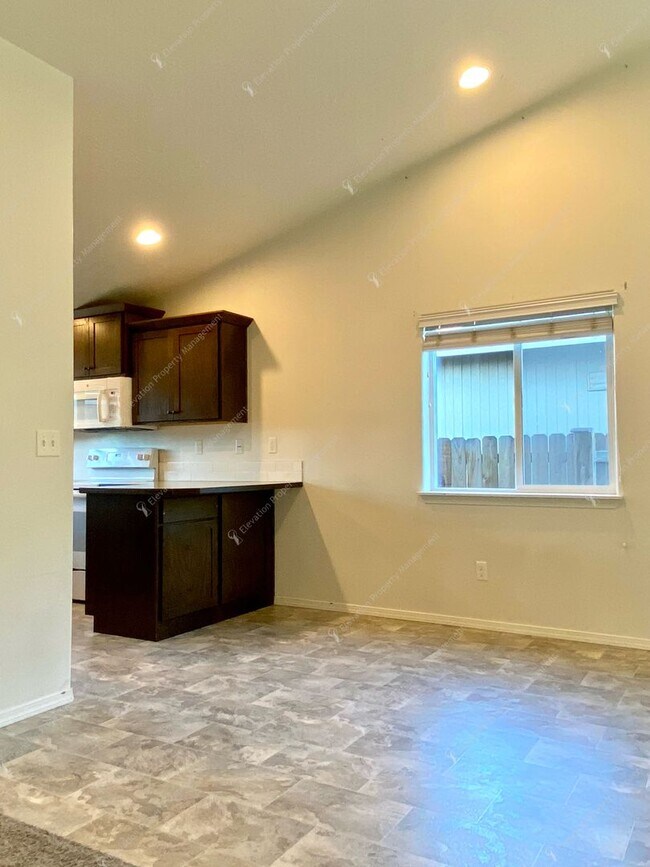 Building Photo - Central Oregon Living: Bright Home with Fi...