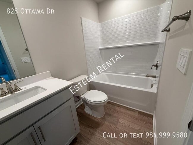 Building Photo - 828 Ottawa Dr