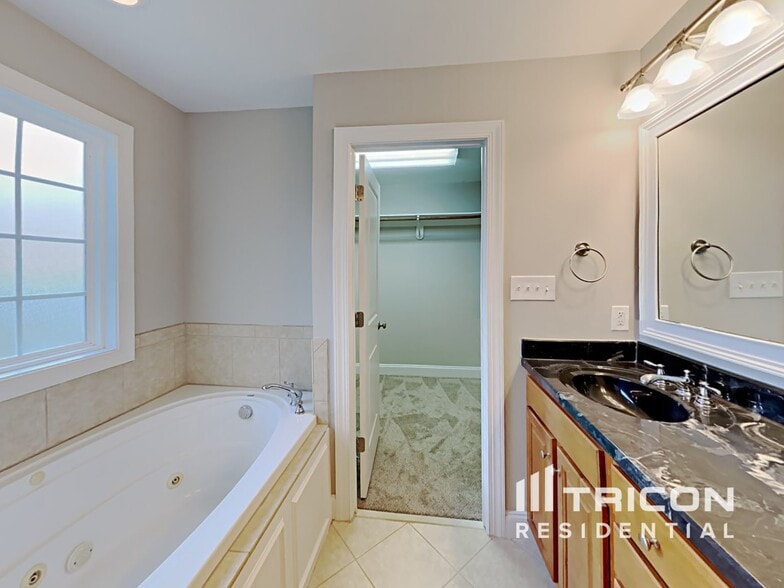 Building Photo - 806 Natural Springs Ct