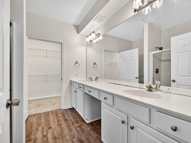 Building Photo - Beautiful 2 BR 2 BA condo in the heart of ...