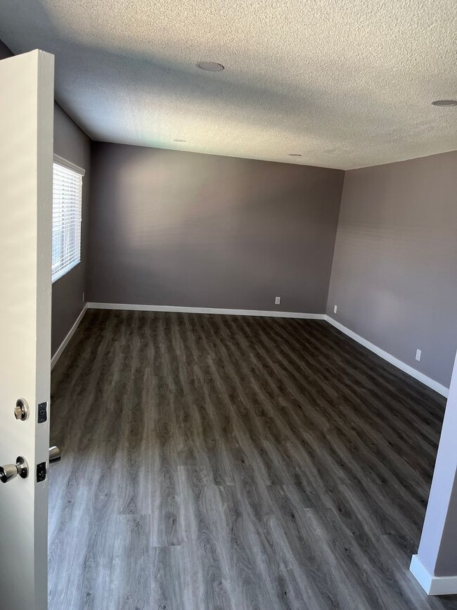 Building Photo - Fully Renovated 1 Bedroom Apartment! Downs...