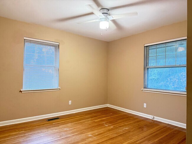 Building Photo - 323 Auburn Dr