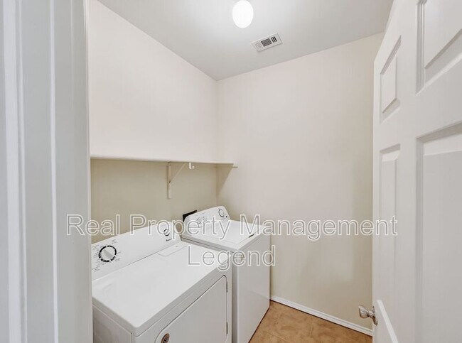 Building Photo - 3211 Roundtree Ln