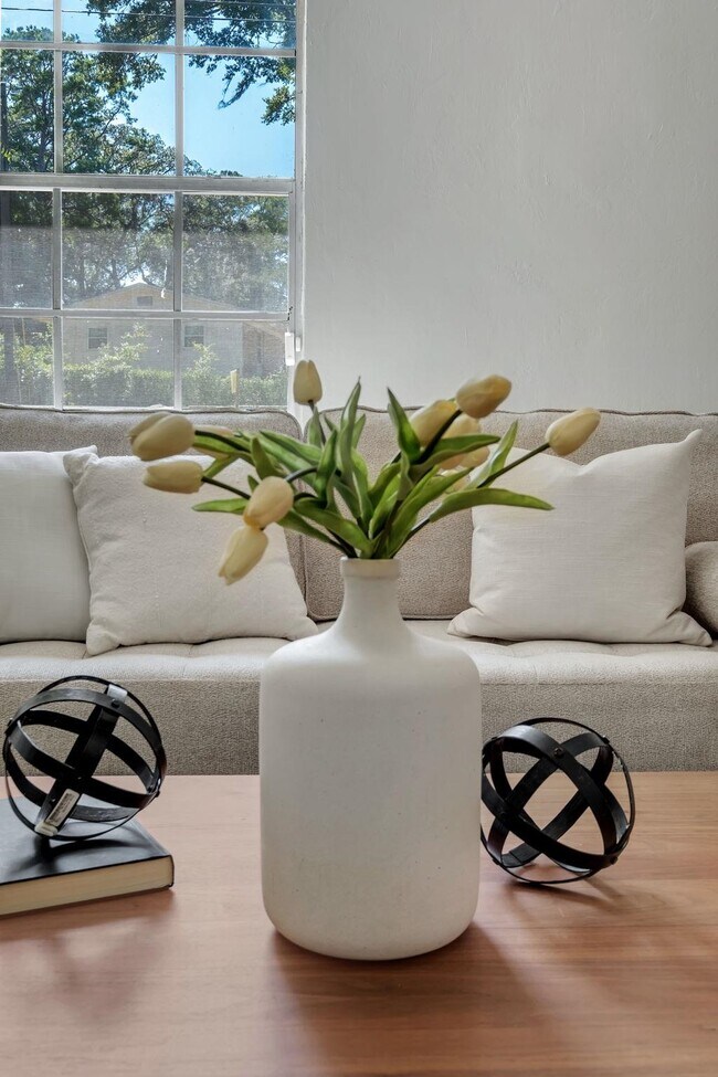 Building Photo - 3421 Sunnyside Dr