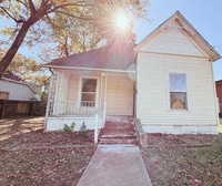 Building Photo - 833 W Oak- Move in ready!