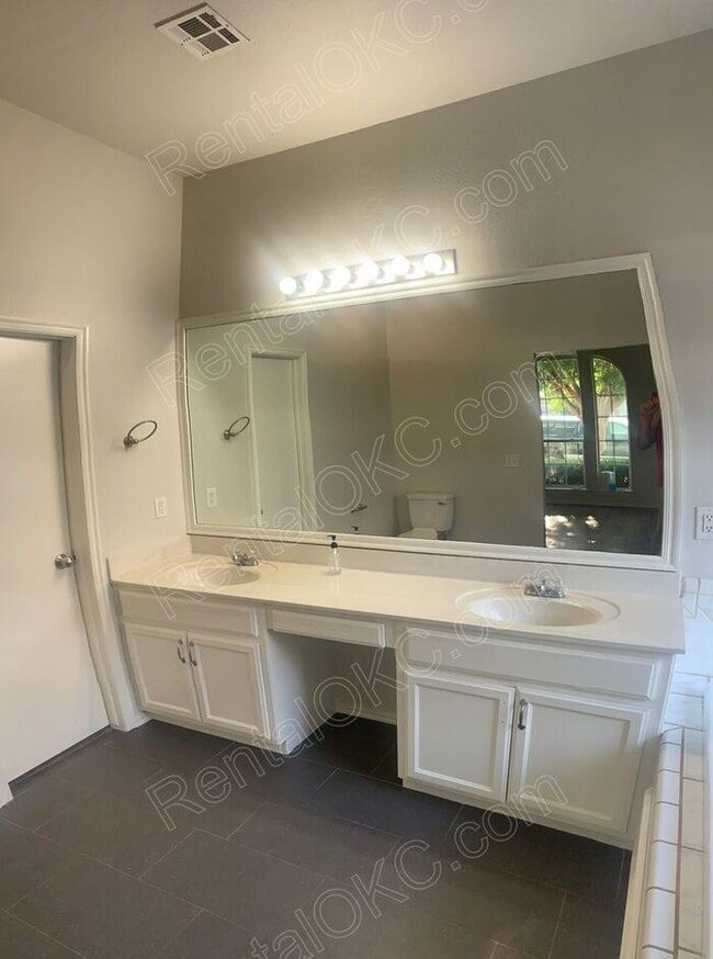 Building Photo - 4 Bed 2 Bath near Buck Thomas Park.