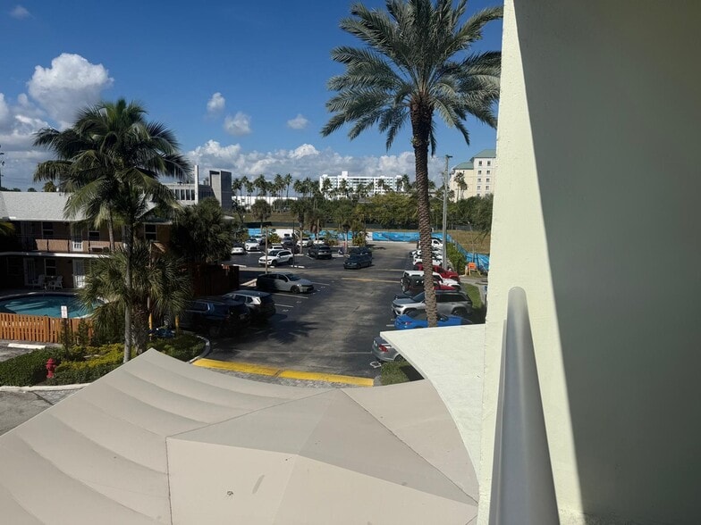 Building Photo - 2900 NE 30th St