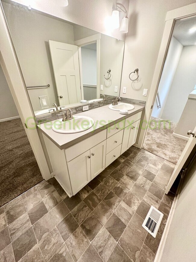 Building Photo - Amazing 2,306-square-foot house in Wood Village