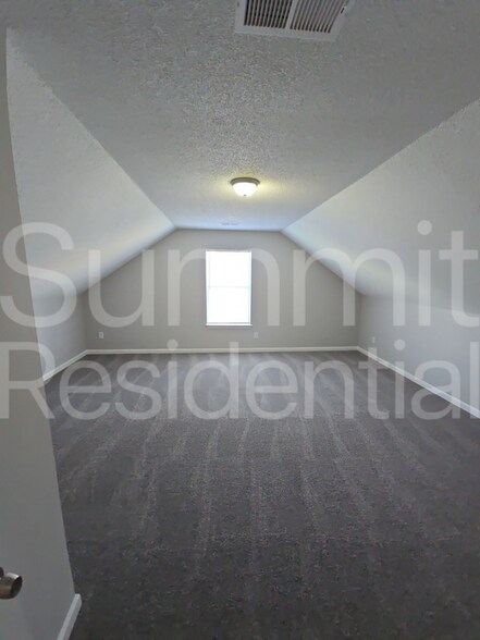 Building Photo - 4560 Longtree Ave