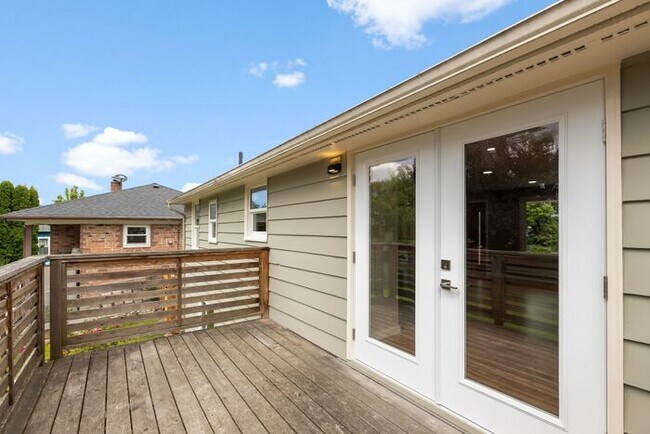 Building Photo - Air Conditioned Columbia City Bungalow