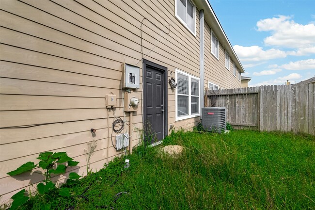 Building Photo - 6027 Shadow Isle Ln