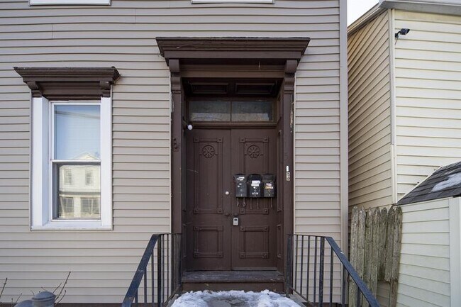 Building Photo - 56 Thompson St
