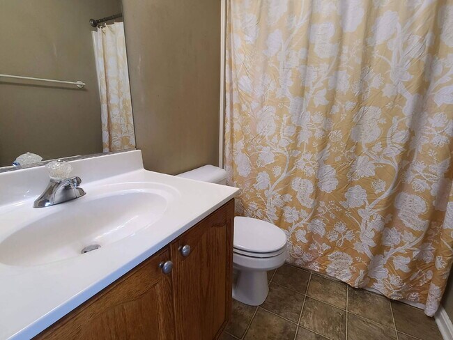 Building Photo - 5 BR, 4 BA Colonial in Lee's Hill