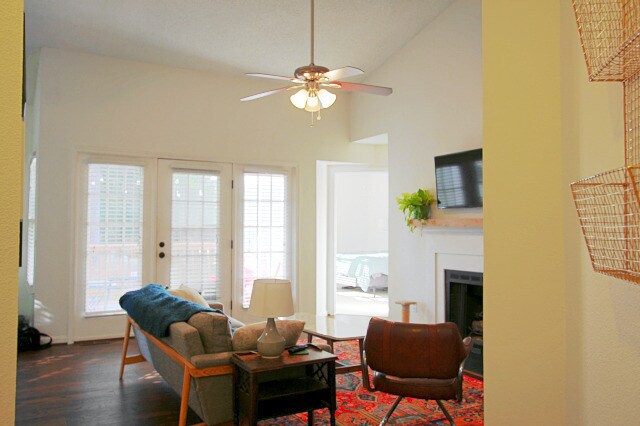 Building Photo - Stunning, Modern 2 Bed, 2 Bath with Office in Woodcroft!