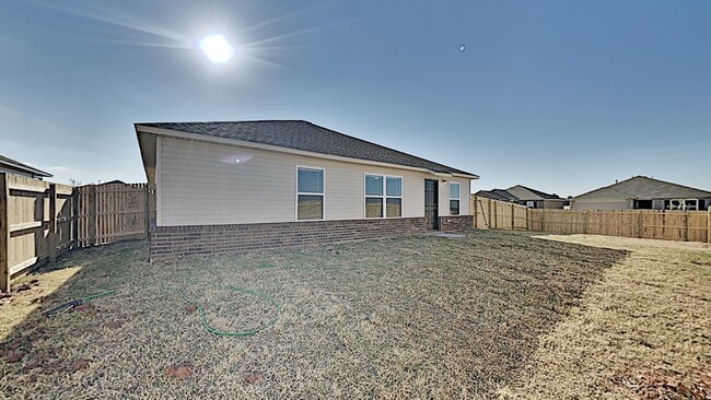 Building Photo - Very Nice 4 Bedroom 2 Bath Home in Yukon Schools.