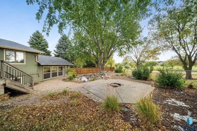 Building Photo - 2412 S Sheffield Cir