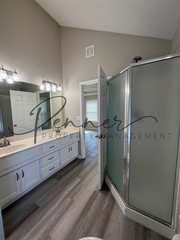 Building Photo - 308 NE Topaz Dr