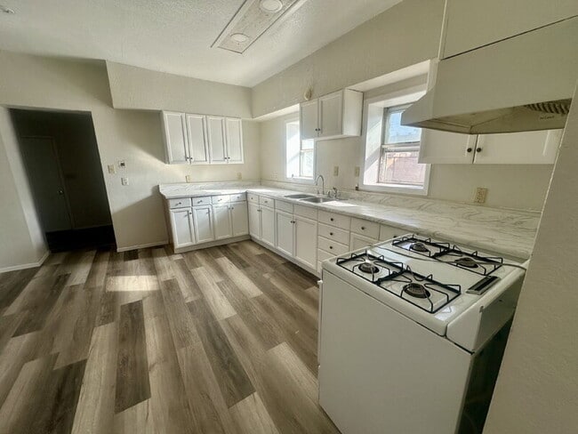 Building Photo - 495 N Phoenix St