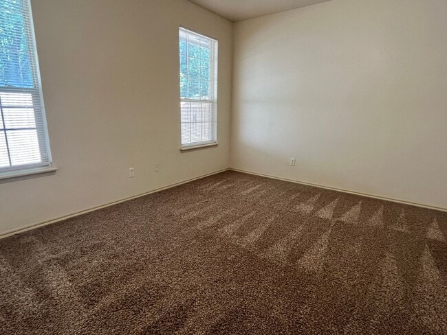 Building Photo - Great 3 Bed, 2 Bath Duplex In Edmond!!