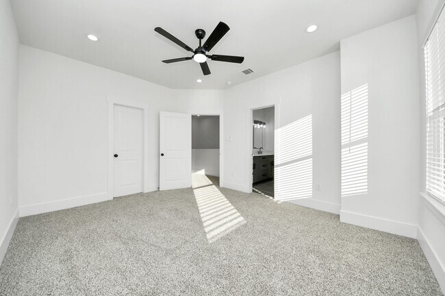 Building Photo - 5531 Nielan St