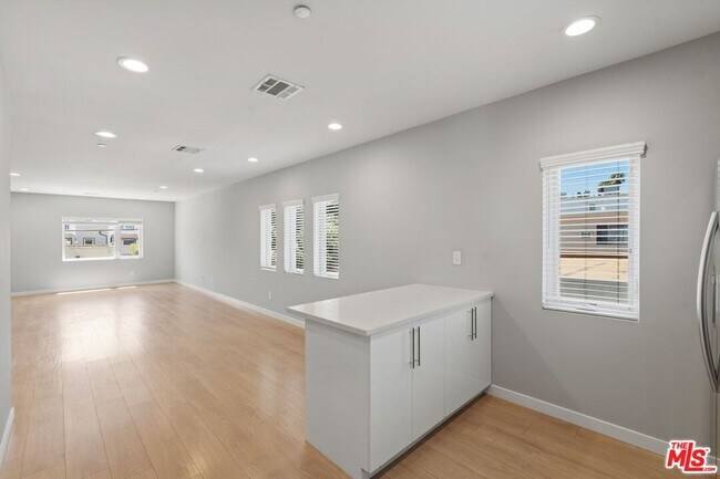 Building Photo - 6119 Fountain Ave