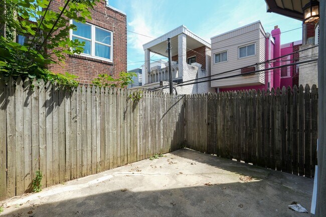 Building Photo - 1709 Moore St