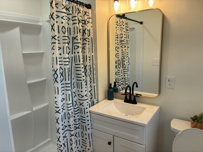 Building Photo - 3 Bedroom 2 Bathroom