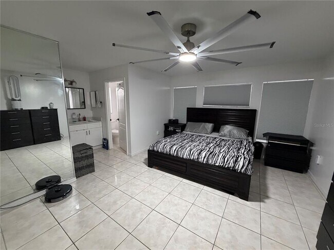 Building Photo - 305 Michigan Pl