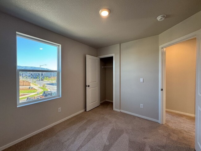 Building Photo - 4 Bedroom, 2 1/2 Bath Home in Marcola Meadows