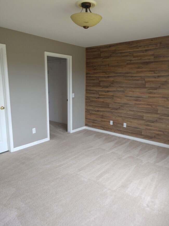 Building Photo - Upper Condo in Woodside Meadows