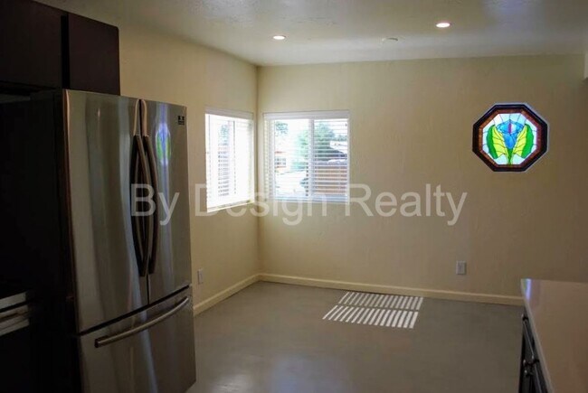 Building Photo - Recently Updated - 3 Bed 2 Bath - Large Ga...