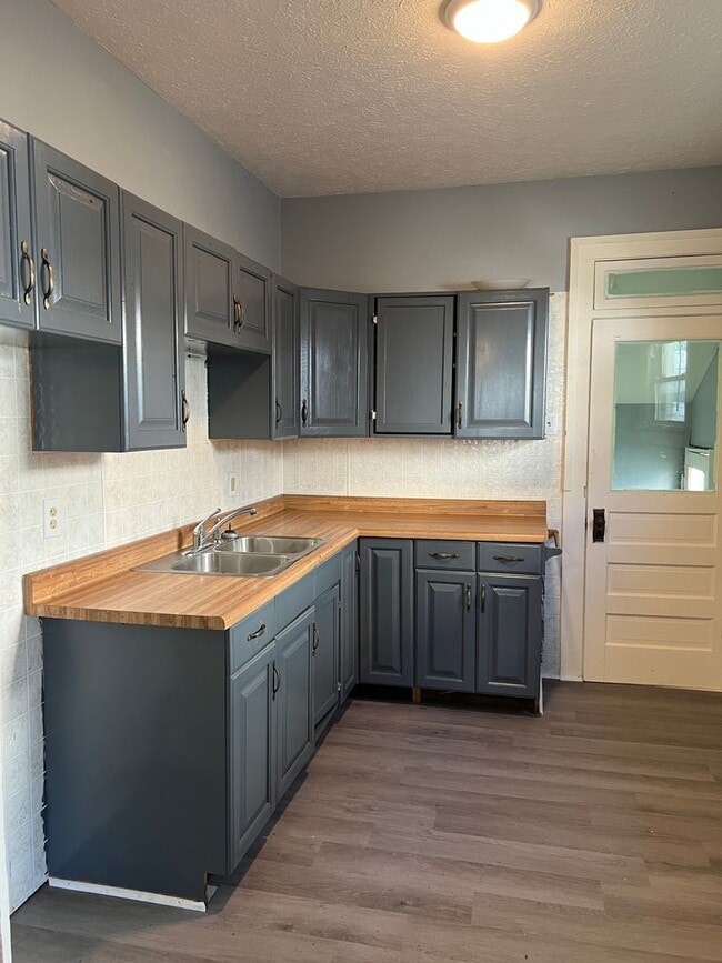 Building Photo - Coming soon- Cute 2 bedroom Cape Cod with ...
