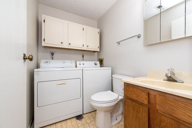 Building Photo - 2 Bedroom Condo Available
