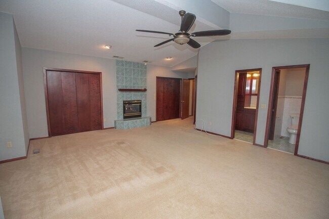 Building Photo - Lake Minnetonka Lakeshore!!