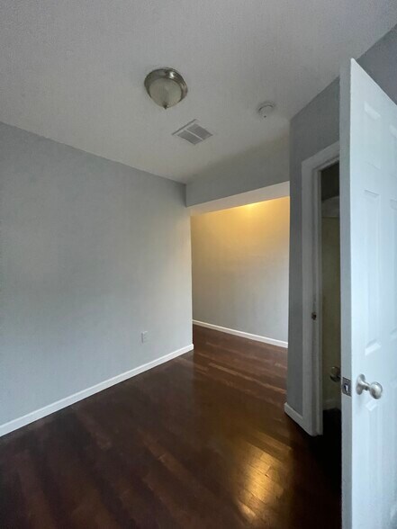 Building Photo - 131 S 13th St
