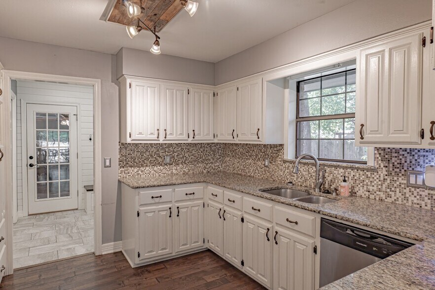 Building Photo - 10926 Mosswood Dr