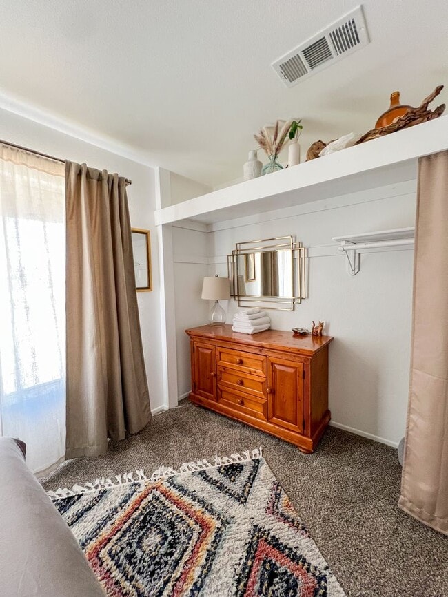 Building Photo - Fully Furnished 4 Bedroom in Sunmore Estat...